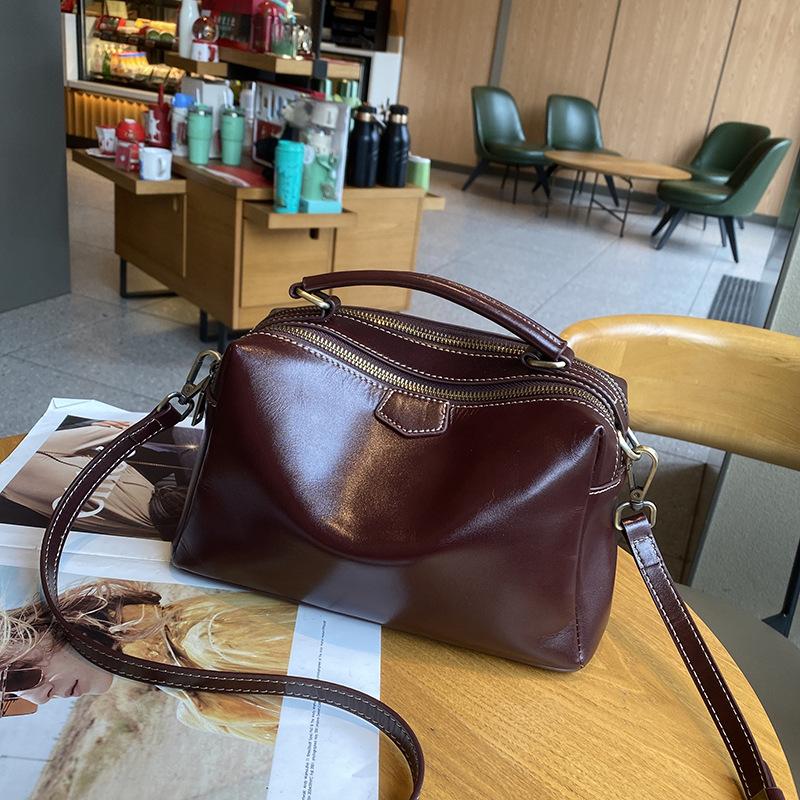 

Новая кожаная сумка-мессенджер на плечо большой вместимости с широким плечевым ремнем