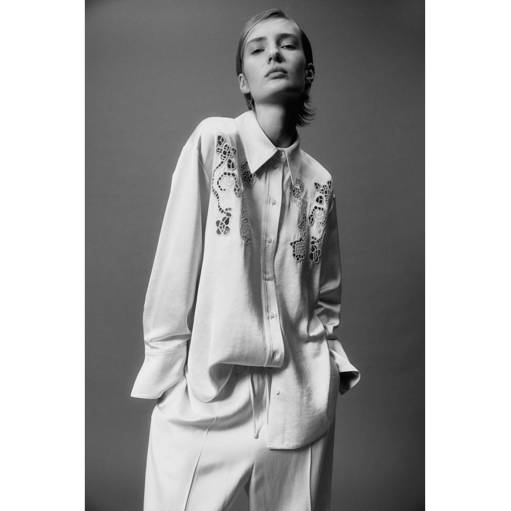 

Рубашка оверсайз с вышивкой HM кремового цвета