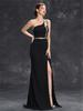 Elegantes One-Shoulder-Abendkleid mit gewebtem Metallgürtel und Schlitz
