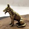 Mosazný kov Socha psa Lucky Fortune Malá ozdoba Vintage Malé štěně Čínské stolní čajové zvířátko Sedící vlk Figurky zvířat