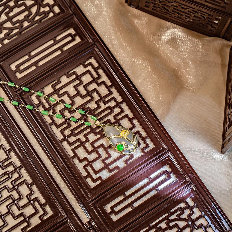 Vintage Emerald Gradual Change Safety Buckle Necklace, Lucky Flower Beauty Waist Pendant Resin Necklace