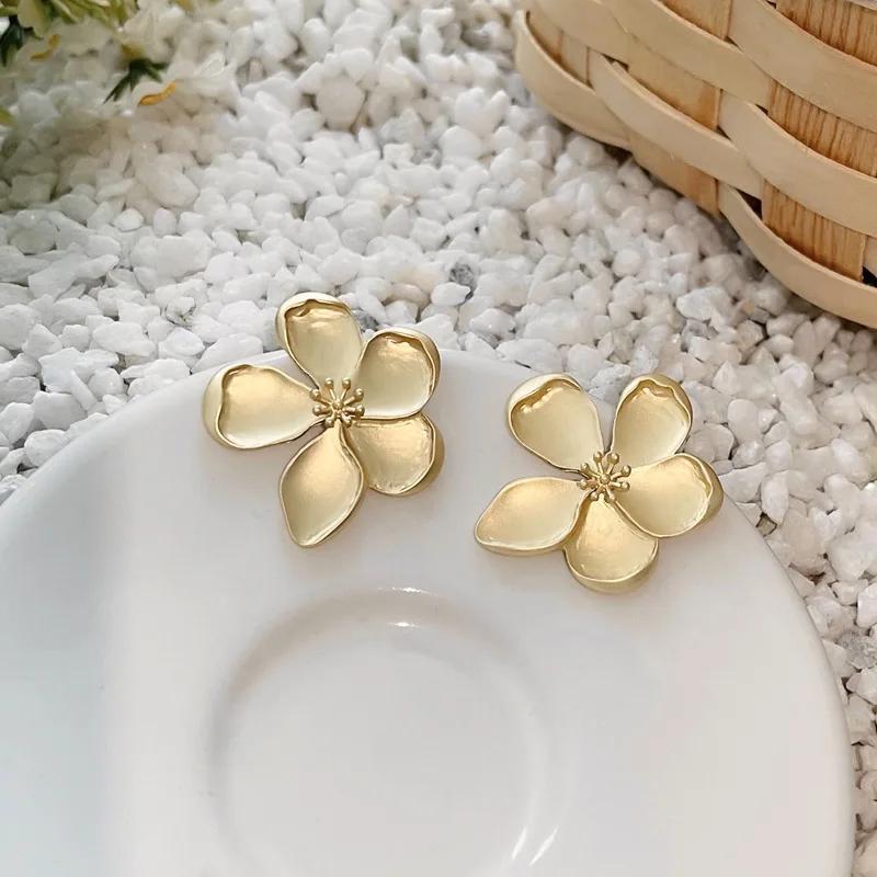 Retro Mattes Gold-Blumenohrringe für Damen und Mädchen - Ideales Schmuckgeschenk für Mode-Wear… Mehr