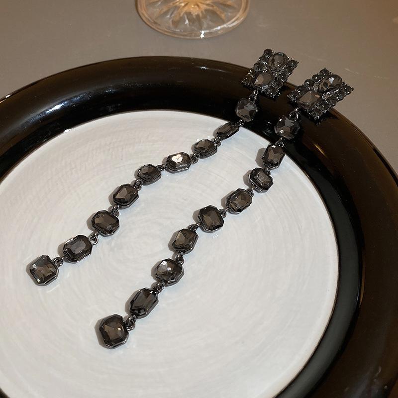 Vintage Silver Black Tassel Geometric Round Stud Earrings for Women - Elegant High-End Design