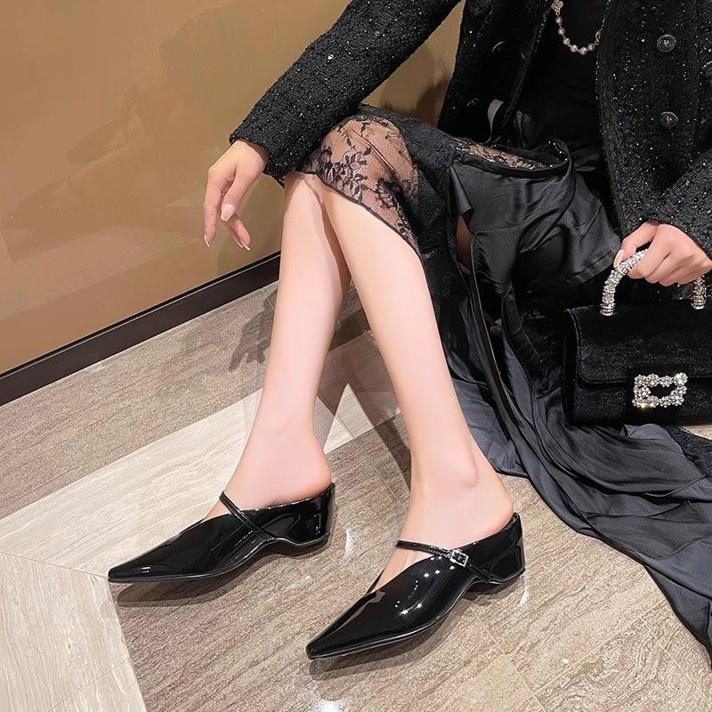 

Light luxury new burgundy bag head slippers women s 2025 summer new pointed patent leather word belt wear Muller shoes 40 чёрный