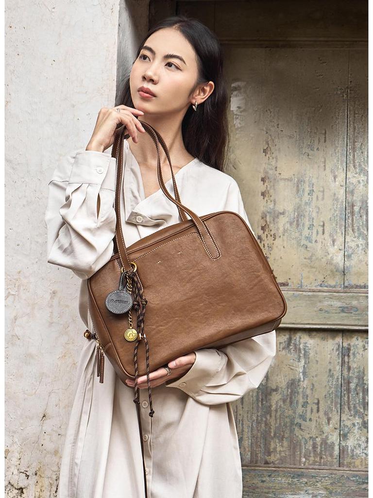 Women's Veg-Tanned Cowhide Bowling Bag: Fall/Winter 2025 Commute & Fashionable Crossbody Handbag