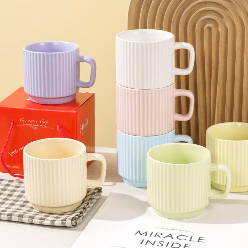 Einfacher gestreifter Keramikbecher