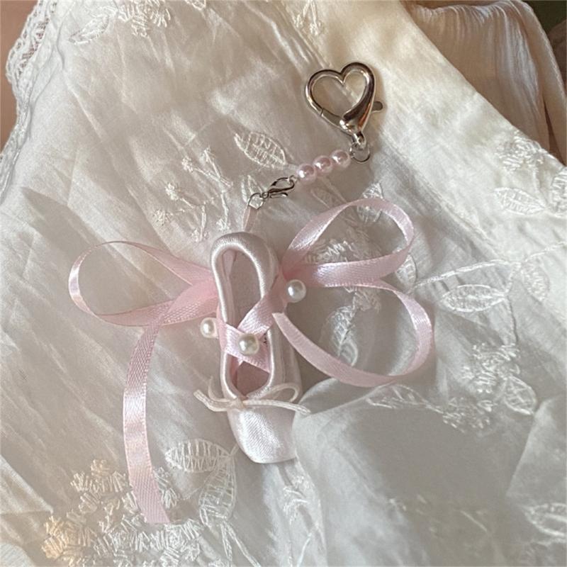 Модний брелок-шарм у вигляді балетки з перлами та стрічками. Милий та стильний аксесуар, портативний для дівчат.