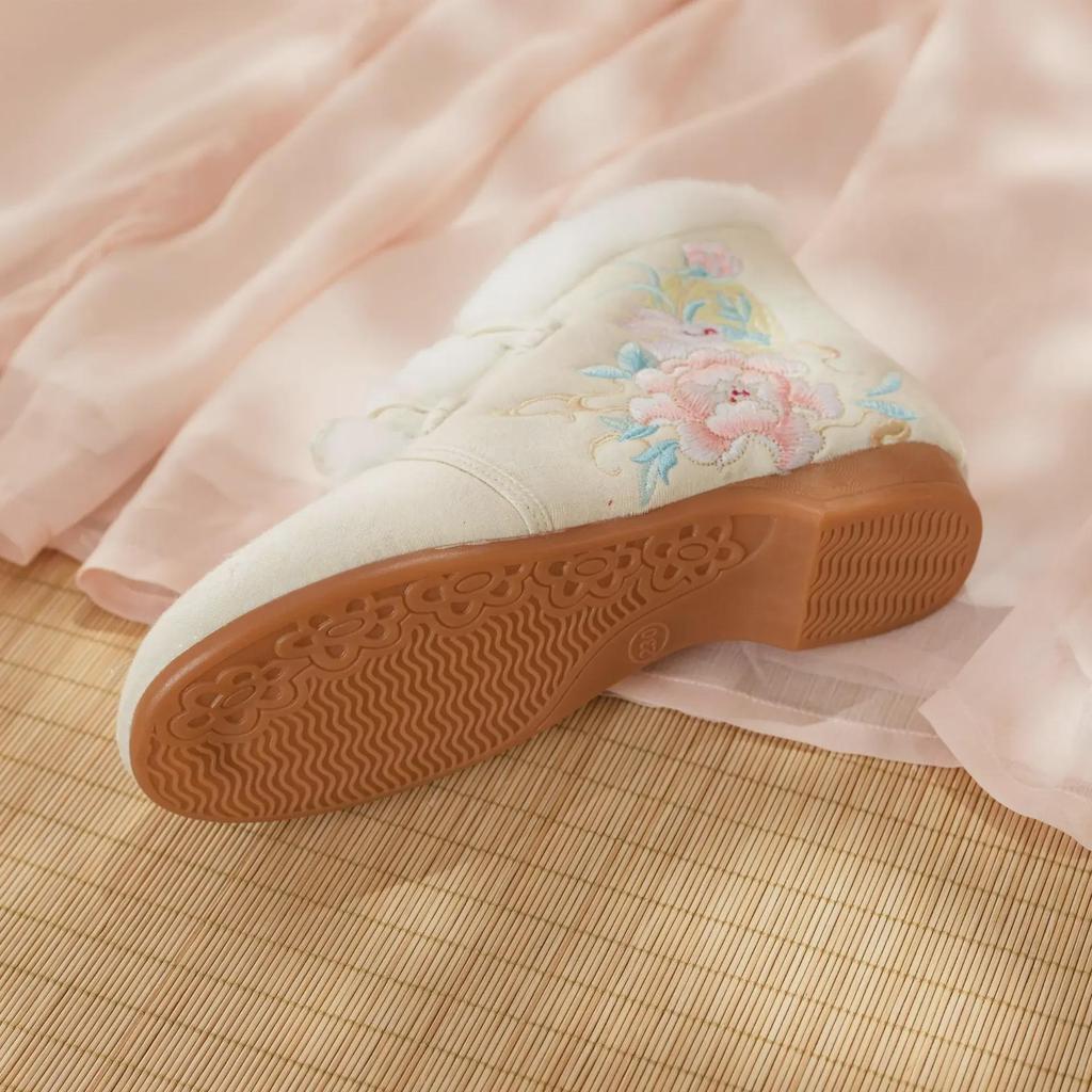 [Laurel Rabbit] Embroidered Hanfu Cloth Shoes - Elegant Ancient Style with Winter Velvet Lining