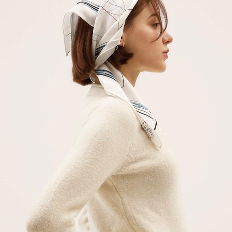 Woman wearing ONSZ hat and silk scarf