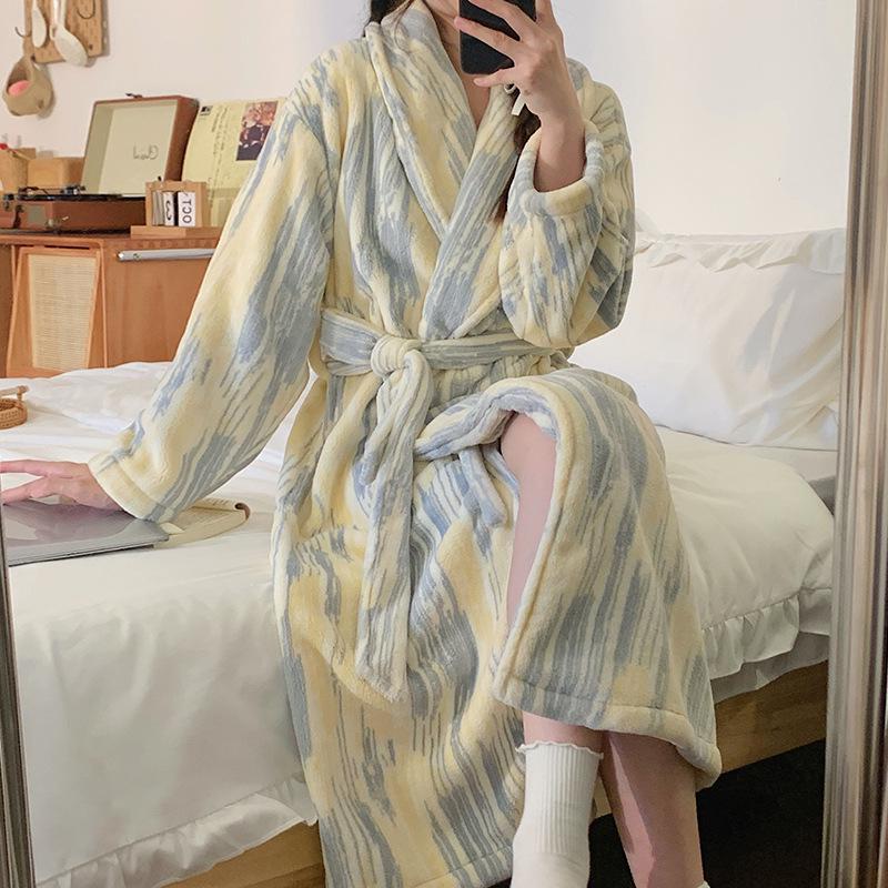 Pruhovaná noční košile z korálového fleecu: Dlouhý flanelový župan na podzim a zimu