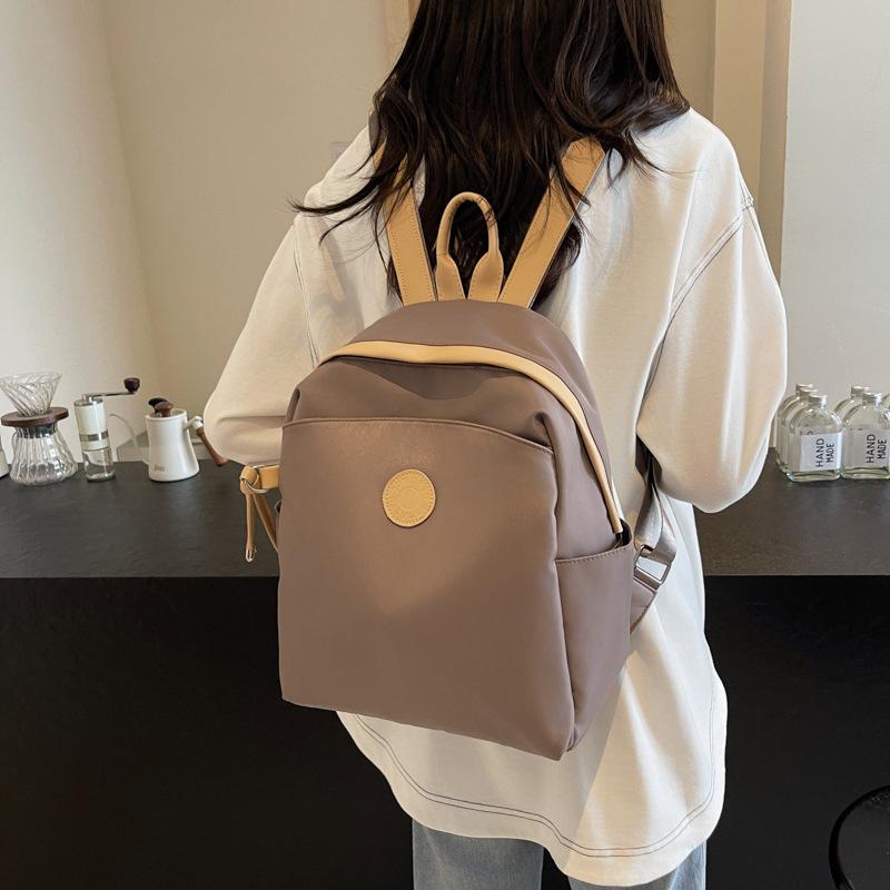 

Новый женский маленький школьный рюкзак 2025 легкий и модный женский дорожный рюкзак для путешествий и отдыха хаки