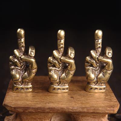 Gestuelle de la main du majeur vertical faite à la main en cuivre vintage Laiton créatif Décoration de bureau Ornements d'animal de compagnie pour le thé Décoration de voiture Cadeaux