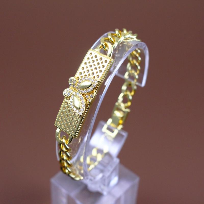 

A Luxurious and Fashionable Gold Bracelet Designed Specifically for Women, Featuring Butterflies Adorned with Sparkling Syntheti 19.5cm