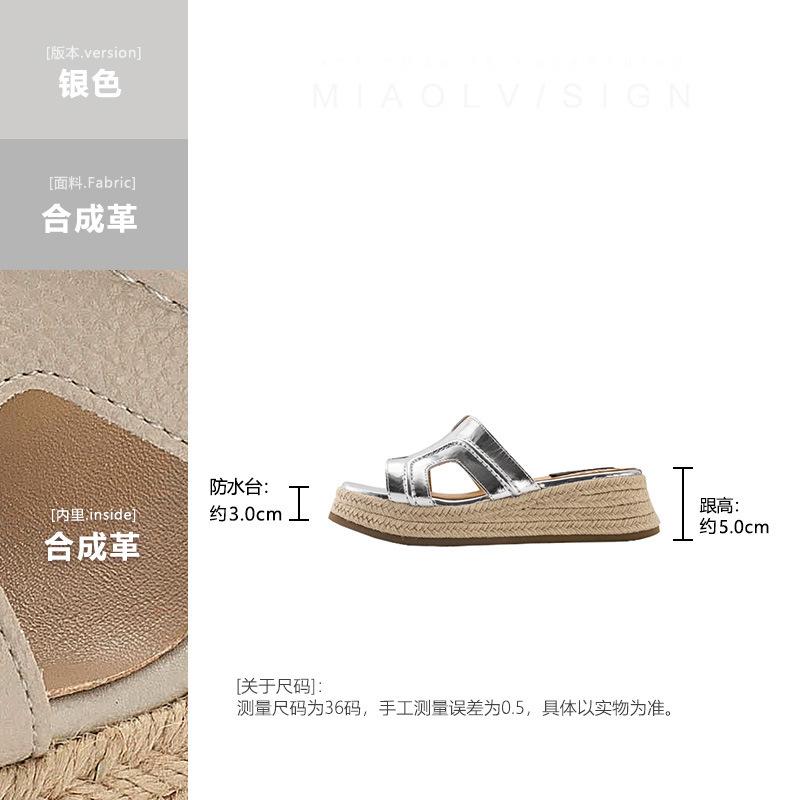 

Толстая подошва на танкетке увеличивает рост и придает прохладу летним женским шлепанцам, новинка, с юбкой, босоножки-однословки на высоком каблуке для пляжа 40 серебряный