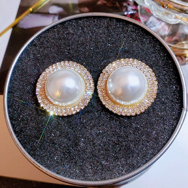 

Light luxury celebrity exaggerated pearl stud earrings Korean version temperament versatile geometric circle earrings fashion popular золотой