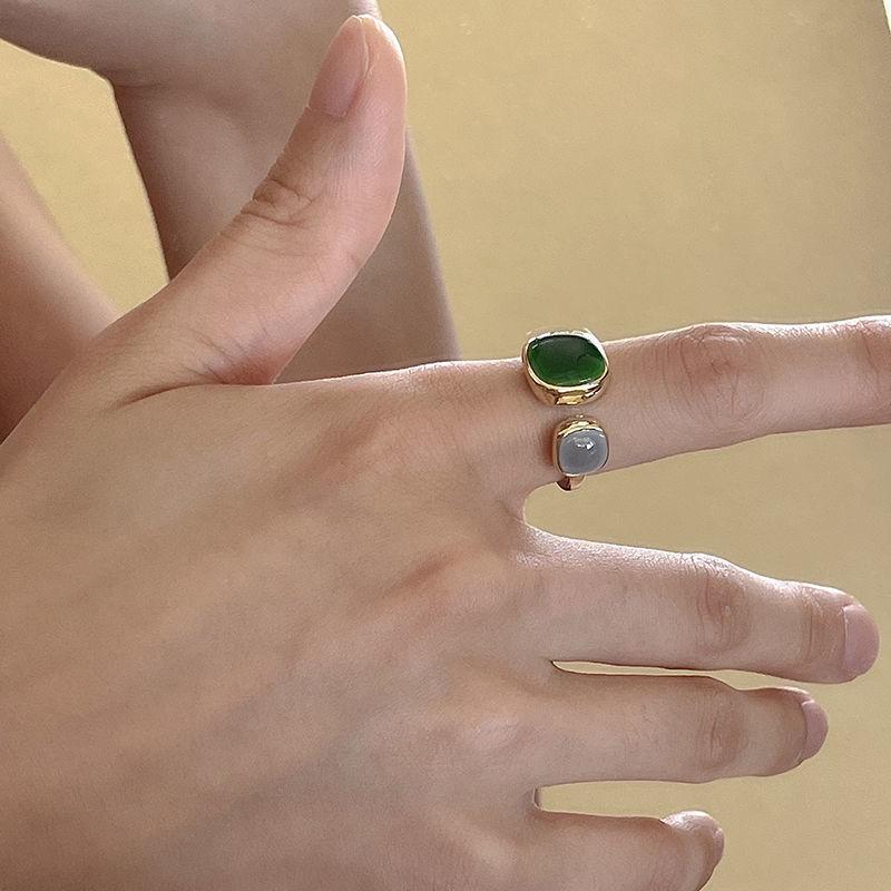 Elegant Japanese-European Emerald Ring: High-End Fashion with Unique Design for Women