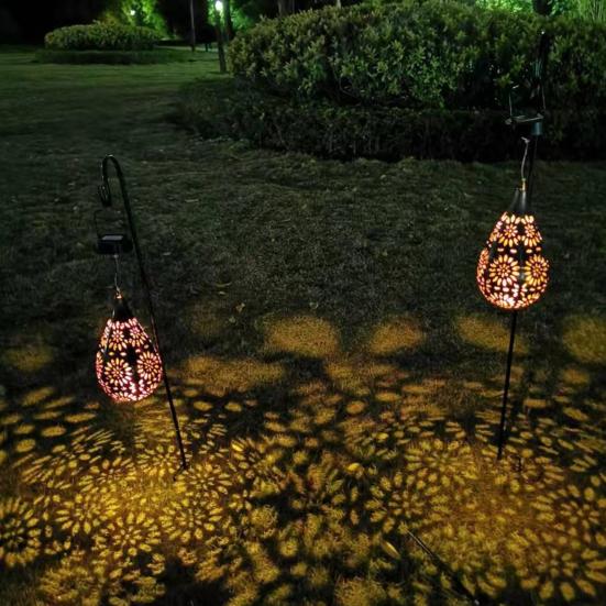 Outdoorlaterne IP44 Durchbrochene Eisenkunst Wasserdicht Lichtsteuerung Solarbetrieben Dekorative Projektionsleuchte