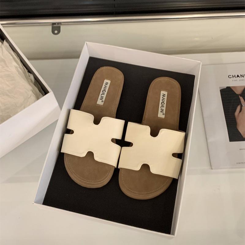 Flat-bottomed French small cool slippers women's shoes fashion outer wear 2025 new summer skirt seaside beach sandals