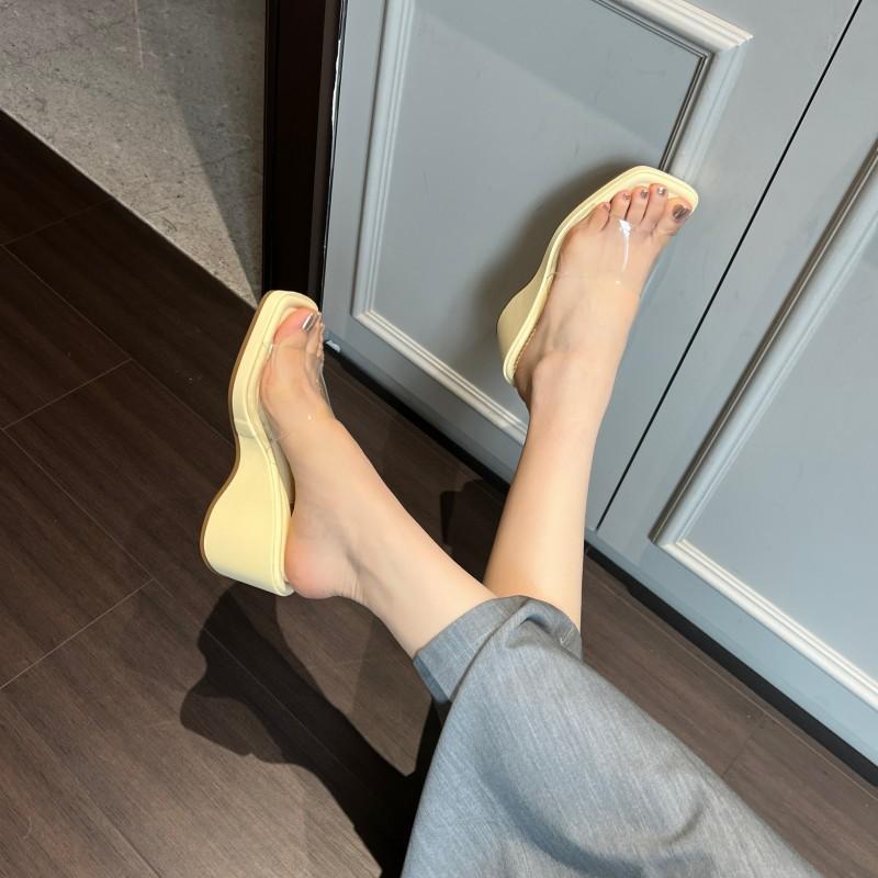 Fashion Female Shoes Slippers Women Summer Low Transparent Heel Luxury Slides On A Wedge Platform 2025 Designer Fashion Rubber PU Rome F