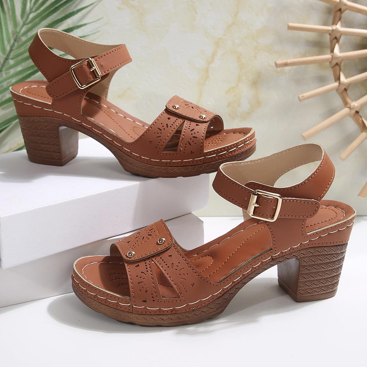 

2025 ретро повседневные сандалии в римском стиле с круглым носком женские новые полые узоры на высоком каблуке с пряжкой большие размеры сандалии женские 43 светло-коричневого