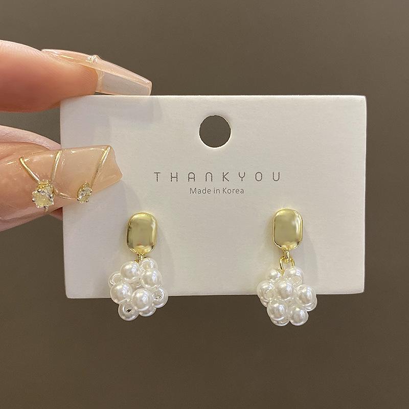 

Silver Needle Metal Pearl Earrings Women s Cold Wind Niche Simple Personality Earrings Korean Versatile Internet celebrity earrings