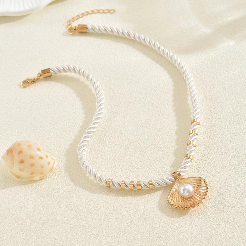 Pearl shell necklace, fashion hot-selling vacation style pendant, niche high-end personalized knot necklace.
