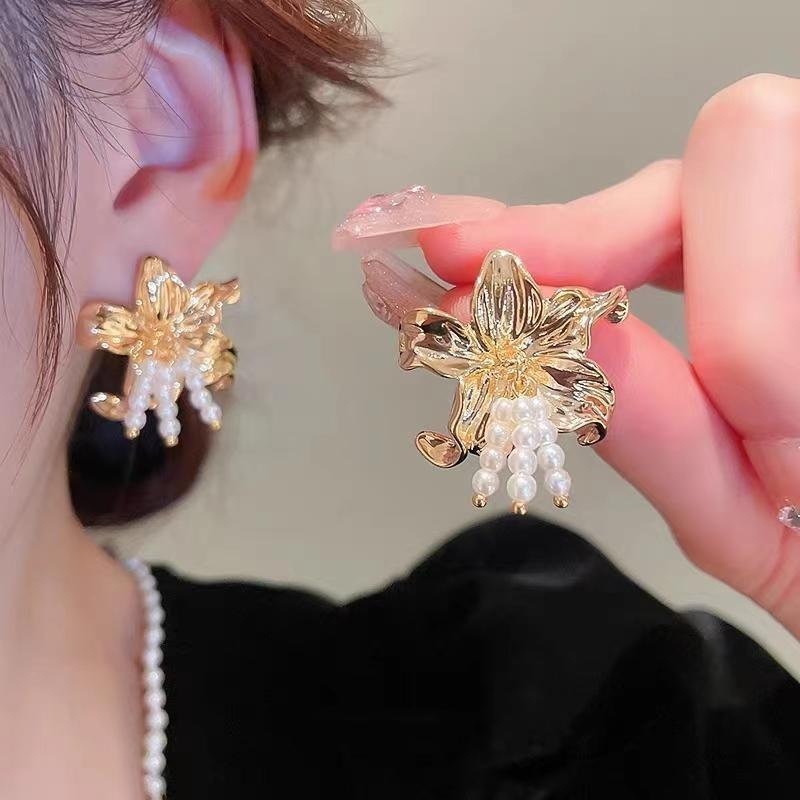 New trendy high-end gold flower pearl fringed stud earrings, sunny fashion versatile ear jewelry