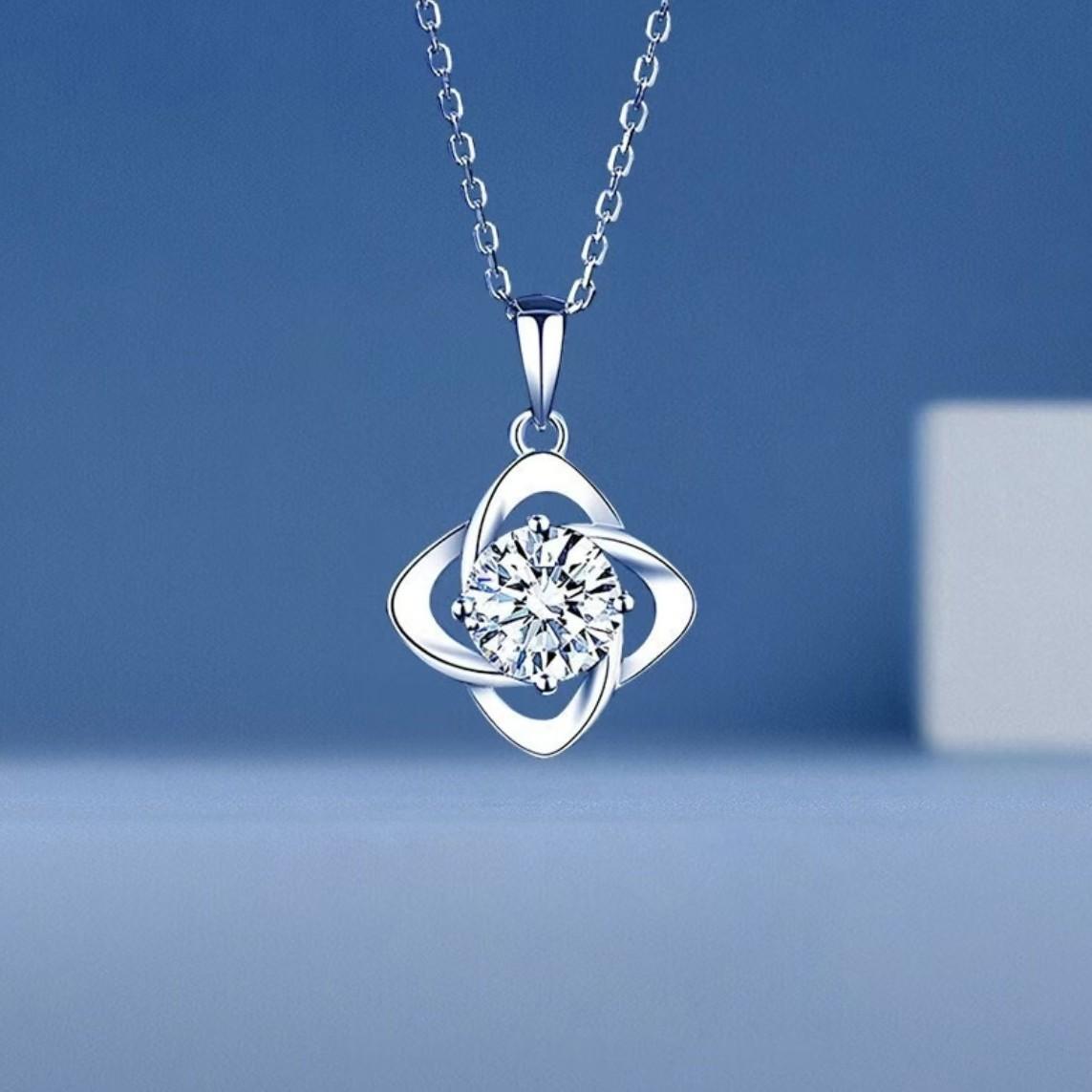 Light Luxury Niche Clover Necklace for Women, Fashionable Light Luxury Collarbone Chain, Versatile Pendant Accessory 40CM