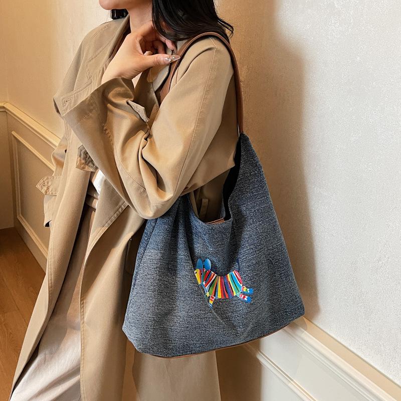 Korean version of commuter large-capacity canvas bag women's 2025 autumn new literary style simple fashion cartoon shoulder bag