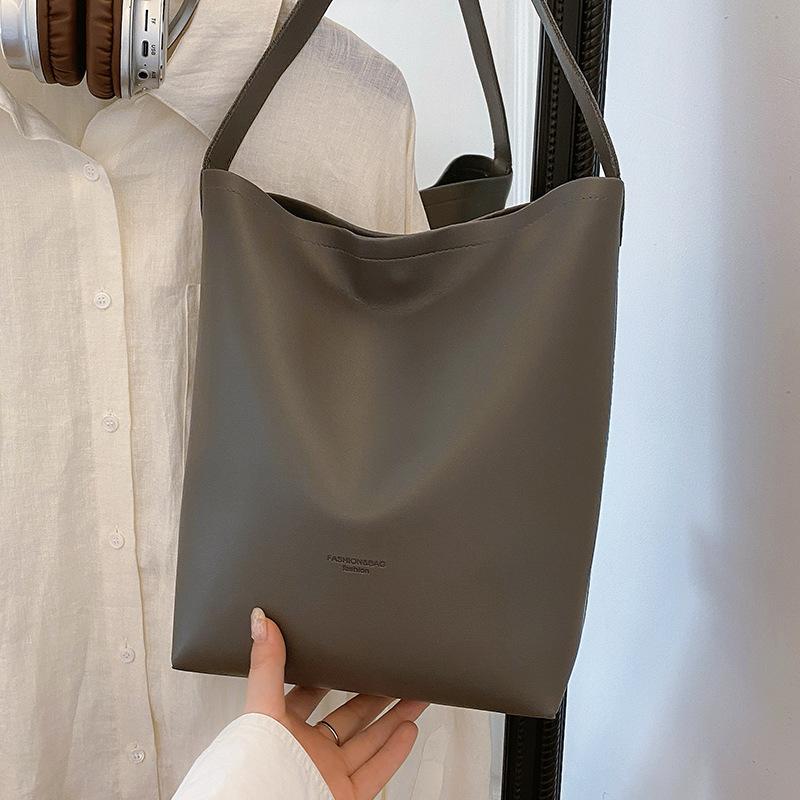 High-quality Tote Bag New Large-capacity Commuter Shoulder Bag for Women Retro Versatile Niche Bucket Bag