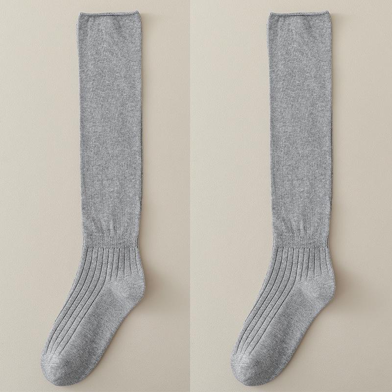 Weiße Mid-Calf-Socken mit schwarzem Raffdetail und kniehohe Wadenstiefelsocken