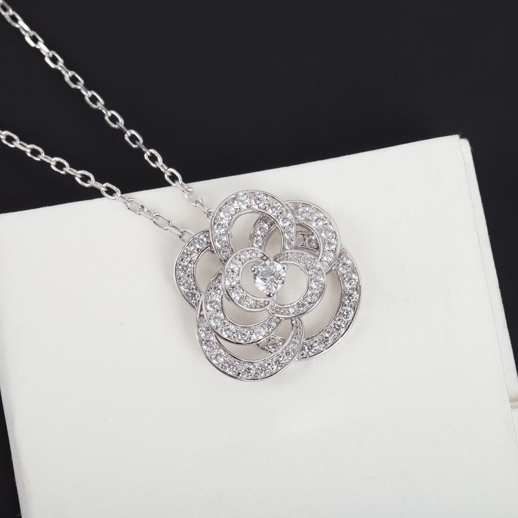 2023 Trend Brands Party Jewelry Hollow Camellia Pendant Sliver Zircon Necklaces For Women Exquisite Flowers Luxury Charms