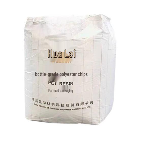 Sammlung klarer PET-Flaschen: 8863 Öl, Wein, Kosmetik; 8816 Mineralwasser; 8839 Heißgetränk.