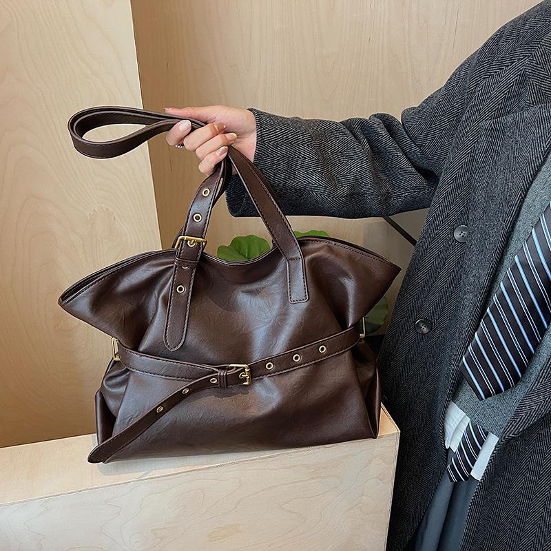 

Ретро сумка женская большой вместимости 2025 новая осень и зима простая универсальная сумка через плечо премиальная текстура сумка-тоут для поездок темно-коричневого