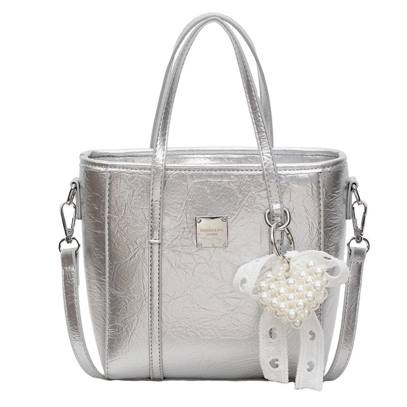 

Hand carrying fashionable bucket bag women s 2025 new Korean version of foreign style casual shoulder bag niche simple oblique span women s bag No pendant срібний
