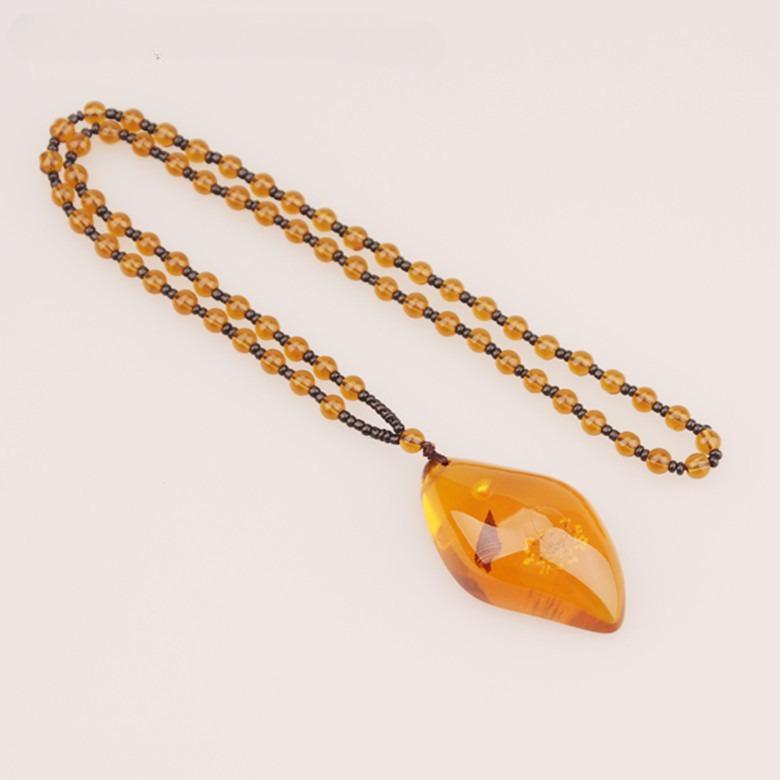 

Ethnic Retro Inlay Plant Specimens Imitation Amber Beeswax Water Drop Jade Donut Pendant Necklace for Women Men Fashion Jewelry