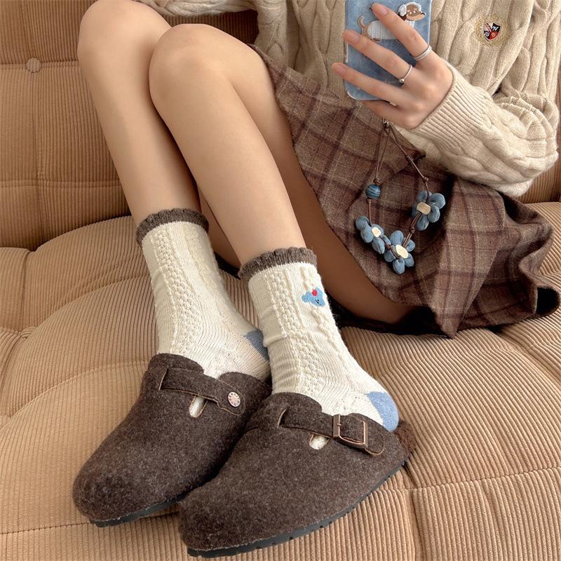 Coffee-brown Wool Mid-calf Socks for Women's Autumn and Winter, Featuring Cartoon Bear Embroidery and Retro Warm Long Calf Socks
