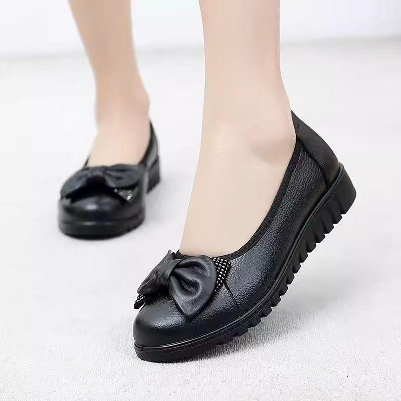 2025 Spring and Autumn Leather Shoes Women's Flat Bottom Shallow Mouth Middle-aged Mother Shoes Soft Sole Non-slip Black Work Shoes Large Size Si