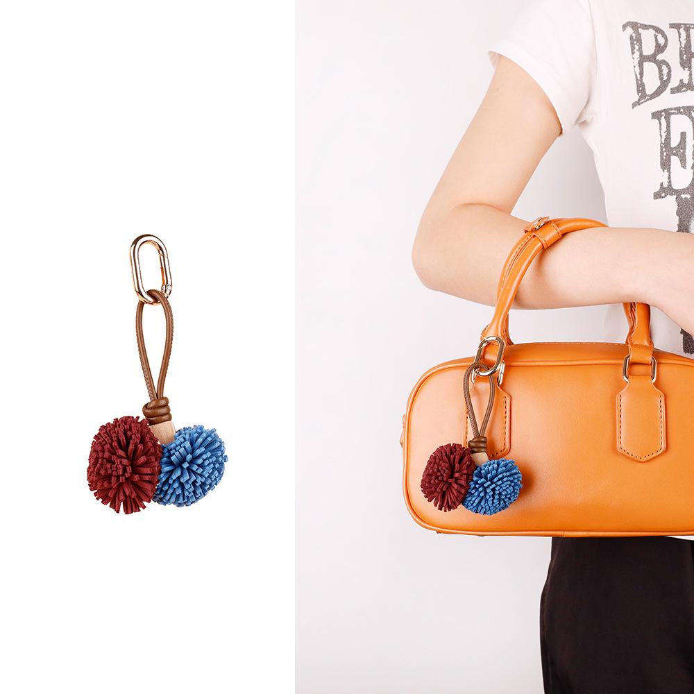 Portachiavi e Ciondolo per Borsa con Nappa a Forma di Palla di Bacca di Bayberry in Stile Zhang Yuanying