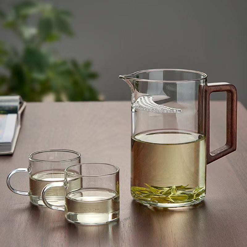 High-grade Wooden Handle Glass Crescent Moon Fair Cup Tea Leak Integrated Brewing Green Tea, Tea Set Tea Brewing Male Cup with Tea Filter