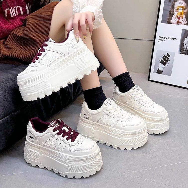 Plateauschuhe mit Höhenerhöhung Lederoberfläche Damen Frühling neu vielseitige Muffin-Schuhe lässige und bequeme Board-Schuhe