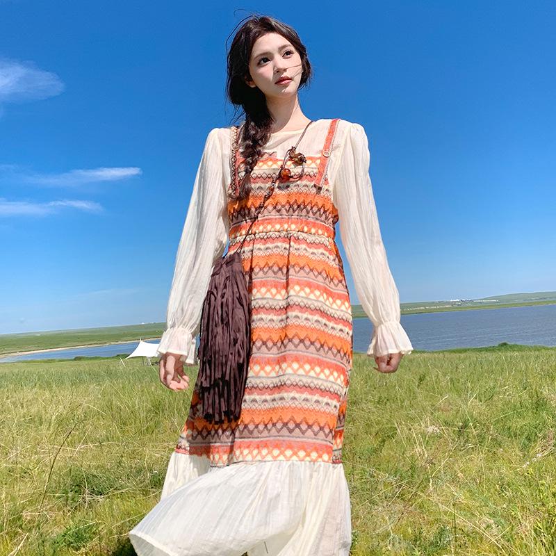 Ethnisch gestreiftes Rüschen-Langkleid – Herbst-Feiertagsmode 2025 für Damen