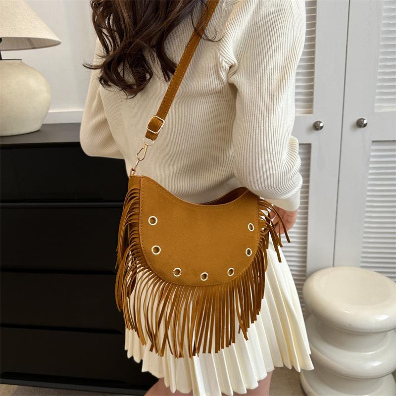 PU Leder Tasche Quaste Personalisierte frauen Tasche 2023 Neue Mode Niet Schulter Tasche Knödel Tasche Crossbody Mond Tasche