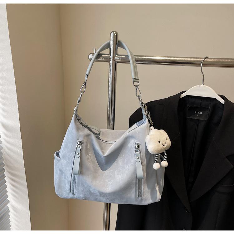 

This year, large-capacity bags are popular for women s 2025 new textured niche classes, and college students commute tote bags on one shoulder. синий