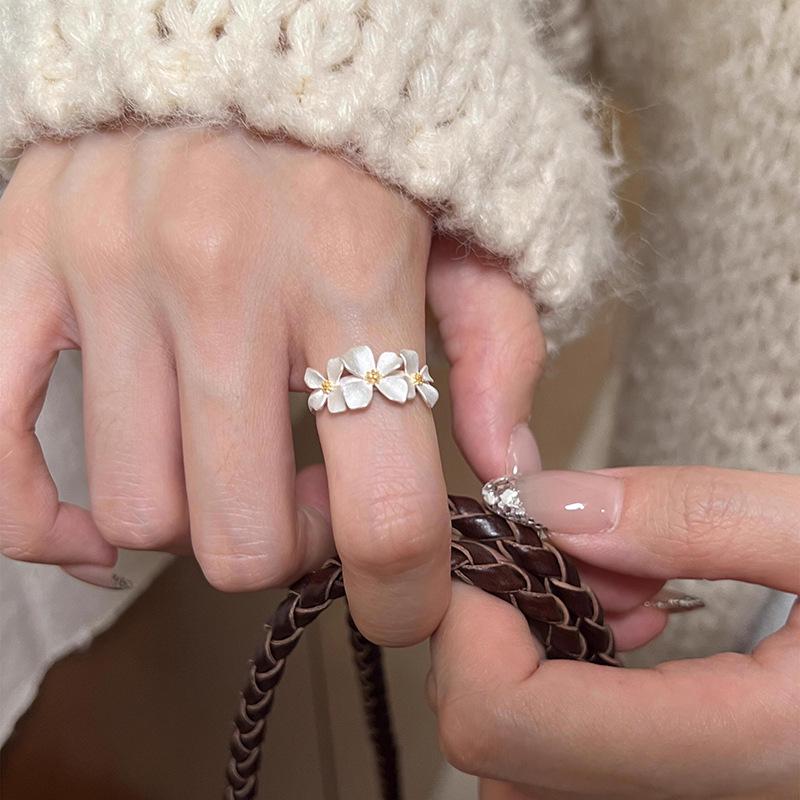 Szyścienisty Otwarty Pierścionek z Trzema Kwiatami: Wszechstronna, Modna i Unikalna Biżuteria na Rękę