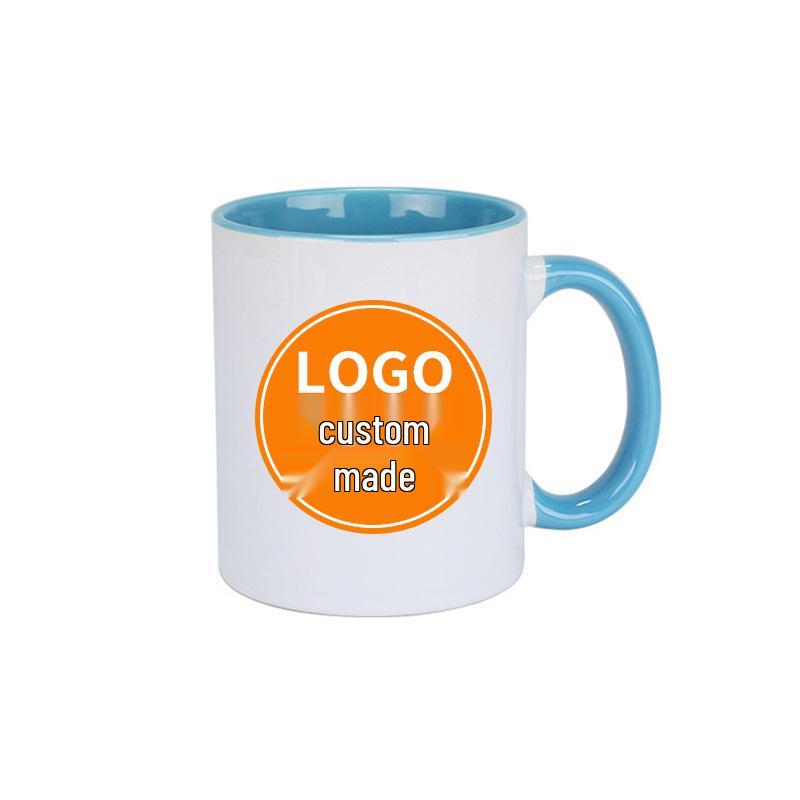 Bílý hrnek s barevným uchem a designem s tepelným přenosem