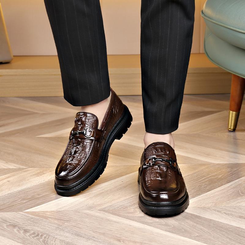 2024 autumn new leather men's shoes crocodile pattern carved round head casual leather shoes men's one-pedal button beanie shoes