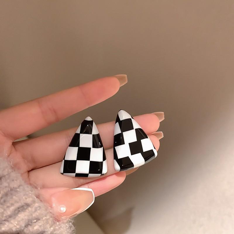 

Серьги-капли из полой серебряной иглы в стиле ретро — корейский стиль, преувеличенный металлический дизайн для женщин 39# Silver Needle-Black and White Grid чёрный/белый