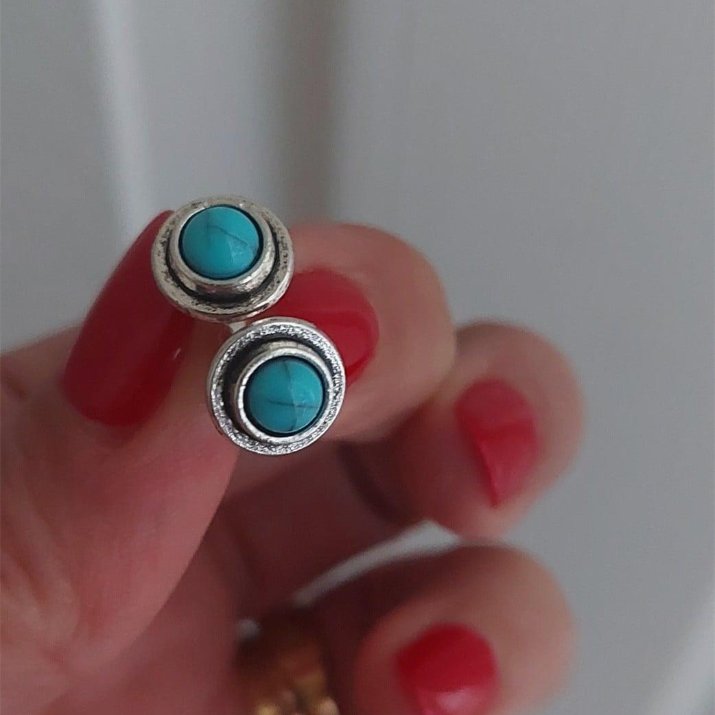 Изысканно изготовленные серьги с инкрустацией искусственным камнем — фото 3