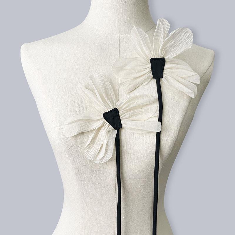 Elegante Spitzenblumen Korsagen Anstecknadeln - Set aus 2 handgefertigten Anstecknadeln aus Stoff für Hochzeiten und Partys